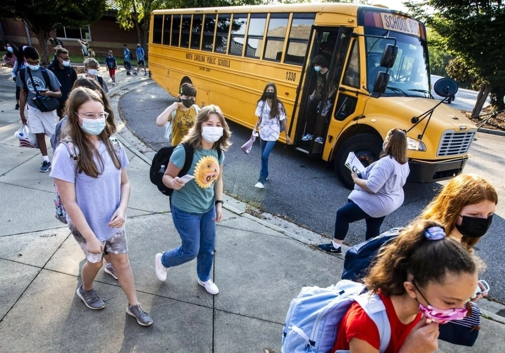 Se pondrá fin al financiamiento de escuelas públicas que apoyen la teoría crítica de la raza en sus planes de estudio. Foto News & Record vía Ap / Archivo
