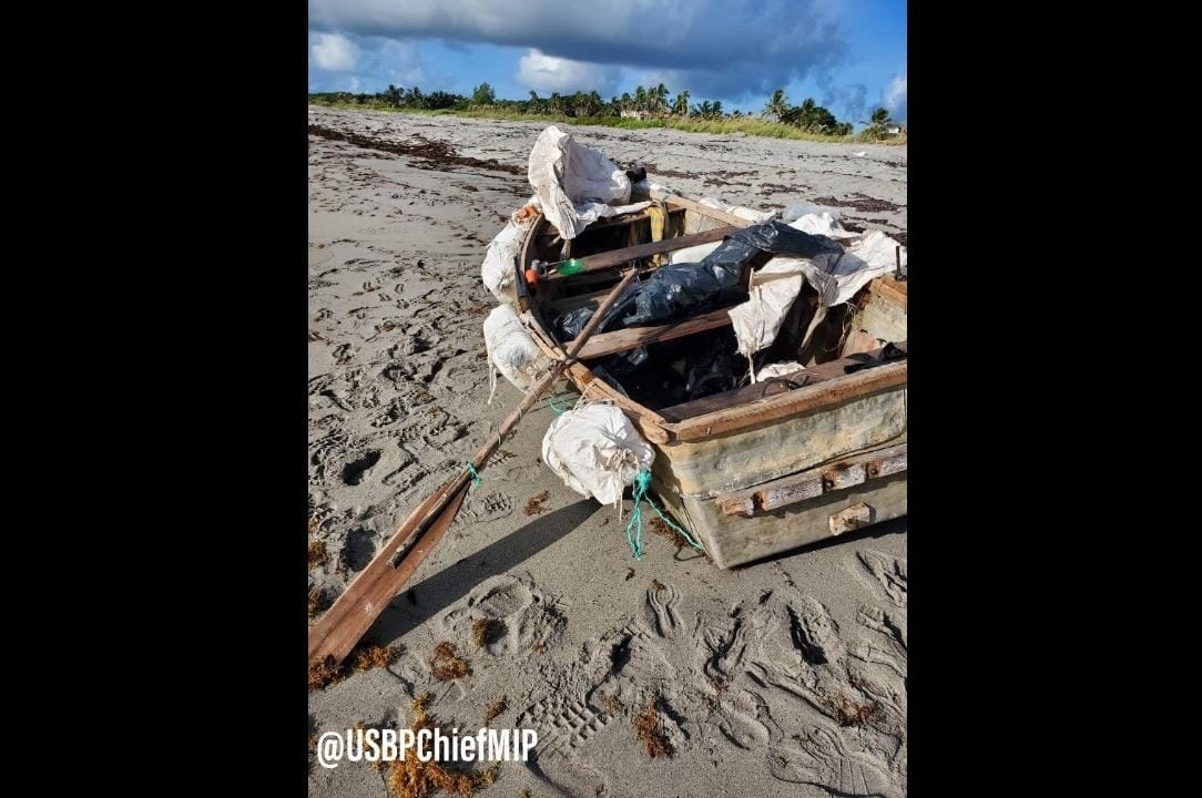 El agente en jefe Walter Slosar, de la Oficina de Aduanas y Protección Fronteriza de Estados Unidos, publicó en Twitter fotografías de las pequeñas embarcaciones sin pasajeros. Foto tomada de la cuenta de Twitter @USBPChiefMIP