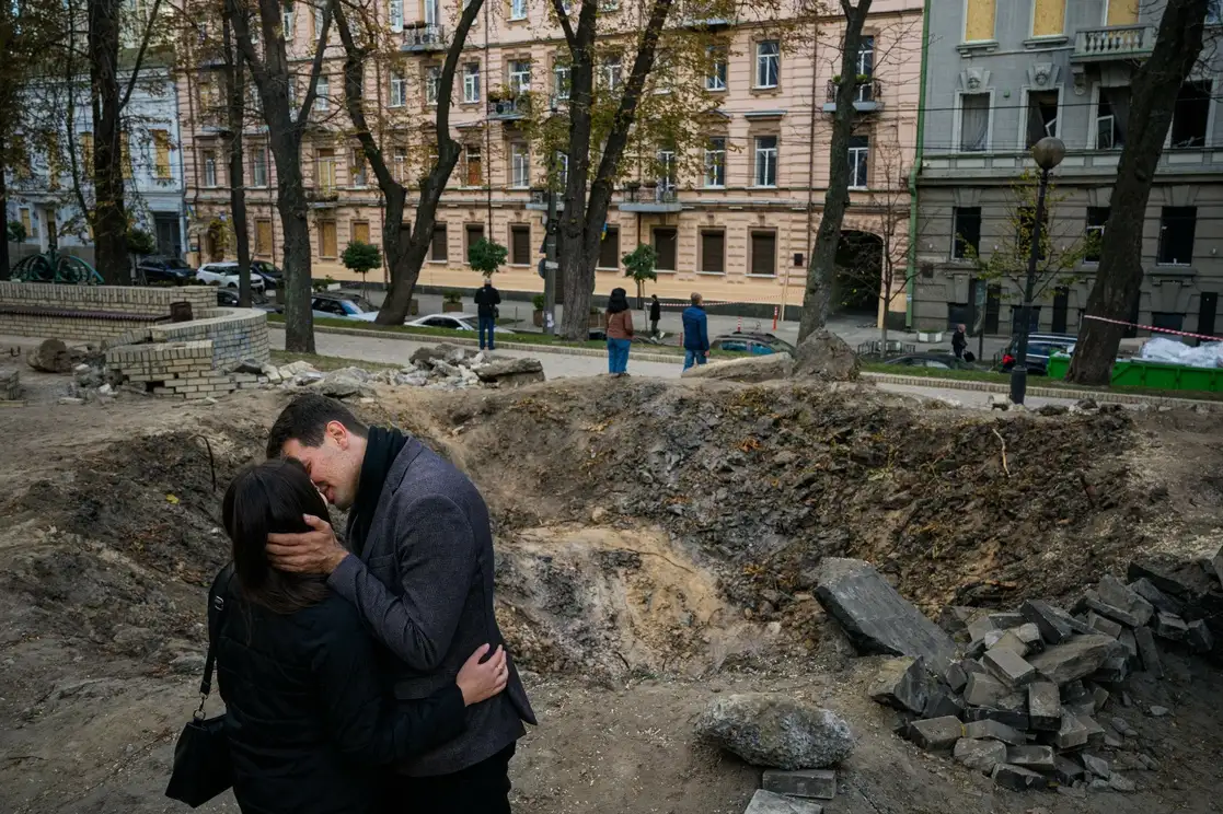 Tras dos días de intensos bombardeos rusos, Kiev, capital de Ucrania, entró ayer en relativa calma. Foto Afp 