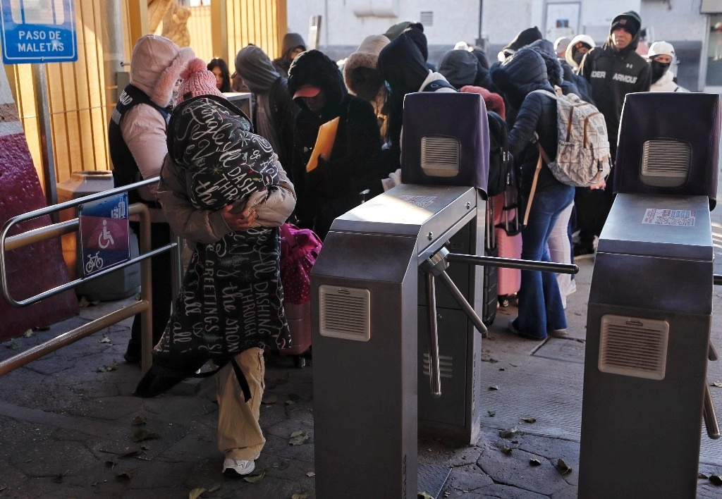 Agentes fronterizos de Estados Unidos han detenido a 29 mil migrantes que intentaban cruzar de forma ilegal la frontera desde México en enero. Imagen del 21 de enero de 2025. Foto Marco Peláez