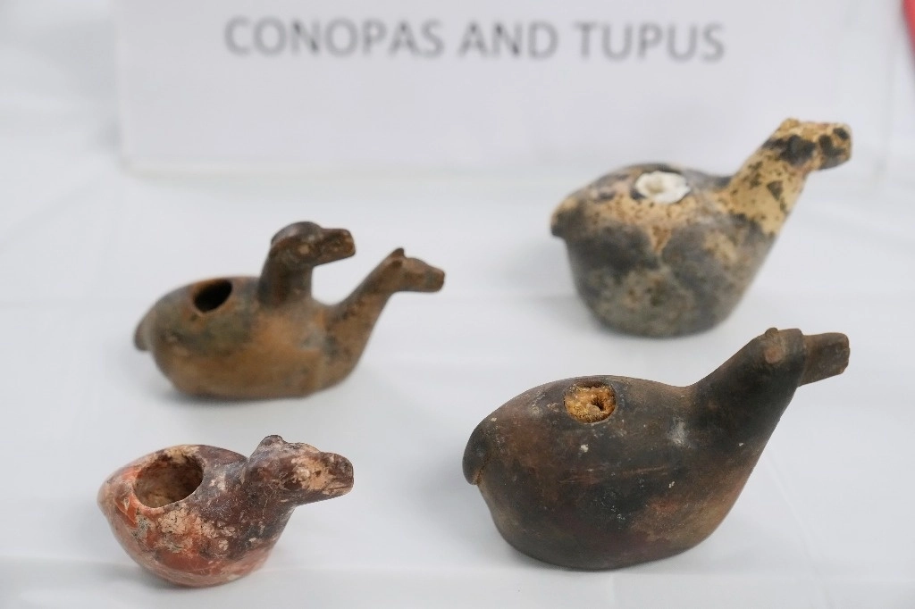 Cuatro pequeñas figurillas de piedra, o conopas, de llamas y alpacas. Foto Ap