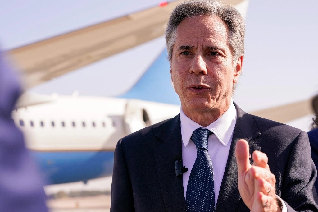 Antony Blinken, secretario de Estado de EU, habla con los medios en el aeropuerto internacional Ben Gurion en Lod, Israel, previo a su viaje a Riad, Arabia Saudita. Foto Afp