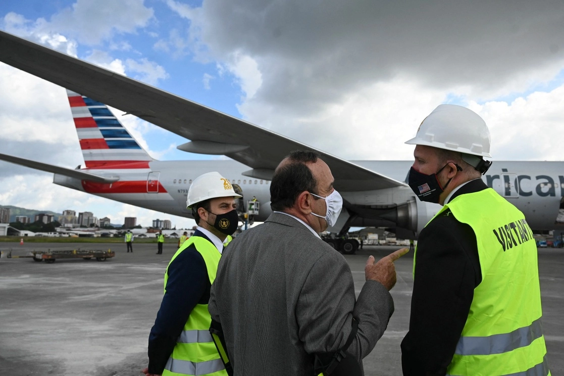 Alejandro Giammattei, presidente de Guatemala (centro) y William Poop, embajador de EU reciben el lote con más de 1.5 millones de dosis. Foto Afp