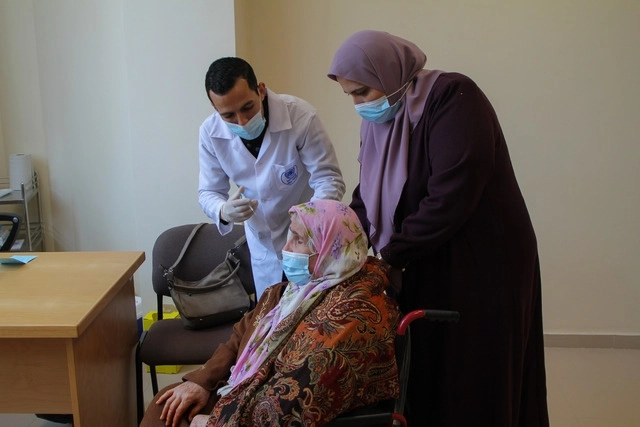 Adulta mayor es vacunada contra el Covid-19 en la Ciudad de Gaza. Foto Xinhua