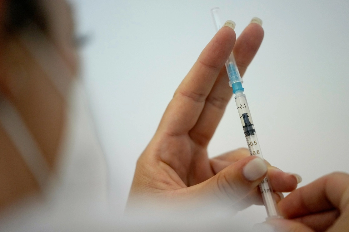Una enfermera prepara una dosis de Pfizer, que será el biológico donado. Foto Ap