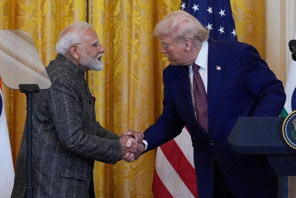 El presidente Donald Trump estrecha la mano del primer ministro de la India, Narendra Modi, durante una conferencia de prensa en la Sala Este de la Casa Blanca, el 13 de febrero de 2025, en Washington. Foto Ap