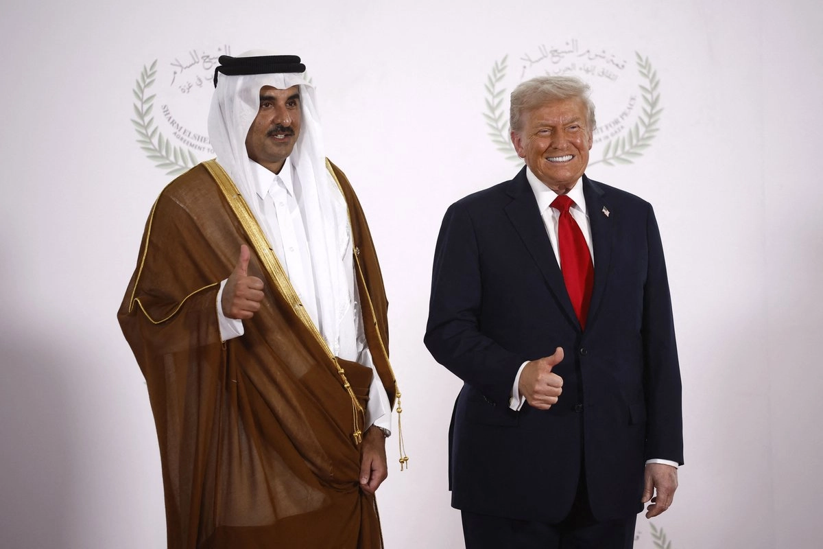 El emir de Qatar, el jeque Tamim bin Hamad al-Thani (izq.), y el presidente de Estados Unidos, Donald Trump durante la ceremonia de saludos en la Cumbre de Paz de Gaza en Sharm El-Sheikh, el 13 de octubre de 2025.