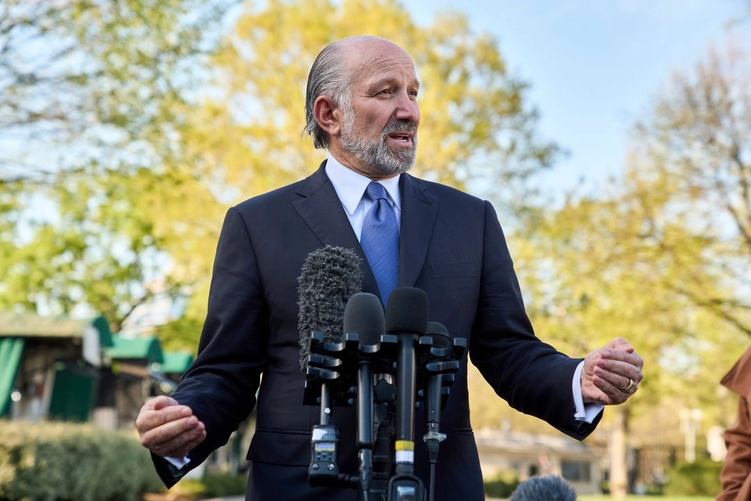 El secretario de Comercio, Howard Lutnick, habla con la prensa frente al Ala Oeste de la Casa Blanca, el miércoles 9 de abril de 2025, en Washington. Foto