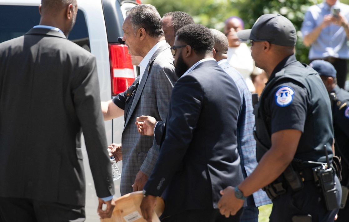 El reverendo Jesse Jackson (segundo a la izquierda) fue detenido el miércoles en Washington por participar en un acto de desobediencia civil en defensa del voto. Foto Afp