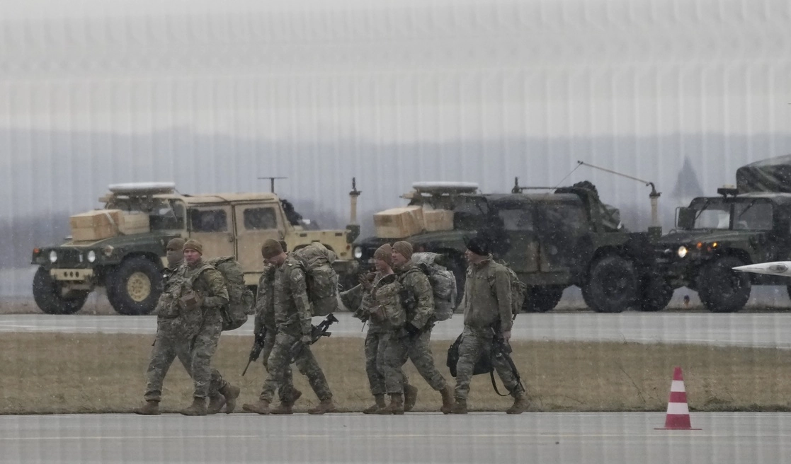 Soldados de la 82 División Aerotransportada del Ejército de Estados Unidos llegan al aeropuerto de Rzeszow-Jasionka, en el sureste de Polonia, el 6 de febrero de 2022. Foto Ap