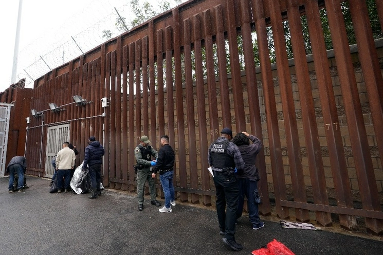 El gobierno del presidente Joe Biden enviará temporalmente mil 500 soldados más para ayudar a asegurar la frontera con México, informó un funcionario estadunidense. Foto Ap / Archivo