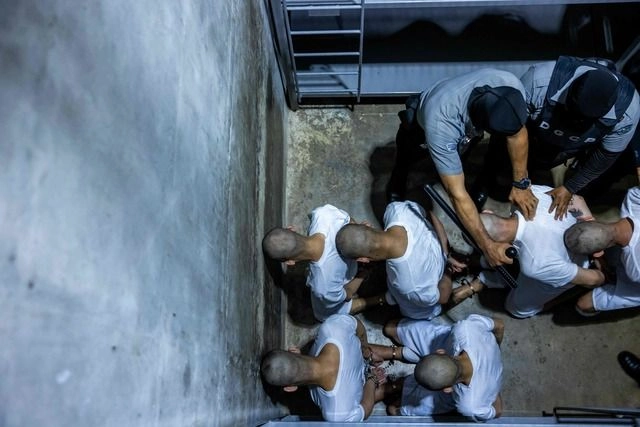 Autoridades de Estados Unidos enviaron a la cárcel de máxima seguridad de El Salvador a 17 criminales de las pandillas Tren de Aragua y MS-13. Foto 