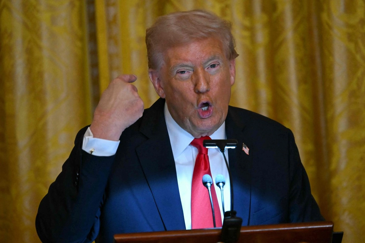 El presidente de EU, Donald Trump, habla durante una cena con donantes del salón de baile en la Sala Este de la Casa Blanca, en Washington, D. C., el 15 de octubre de 2025. Foto