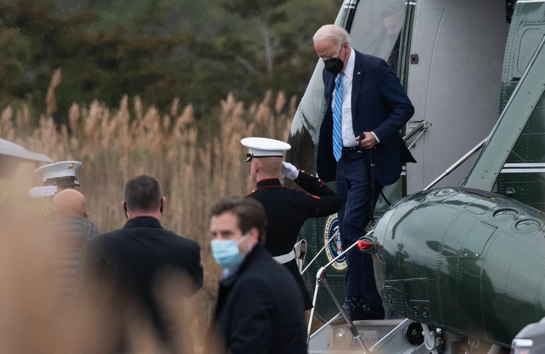 El presidente  estadunidense, Joe Biden, desembarca del Marine One a su llegada a Rehoboth Beach, Delaware, el 27 de diciembre de 2021. Foto Afp