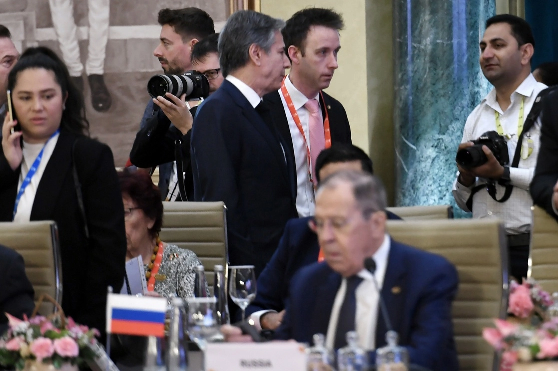 El secretario de Estado de Estados Unidos, Antony Blinken, de perfil al centro, y el ministro de Relaciones Exteriores de Rusia, Serguei Lavrov, al frente durante la reunión de ministros de Relaciones Exteriores del G-20 en Nueva Delhi, en la que ambos funcionarios charlaron. Foto vía Ap
