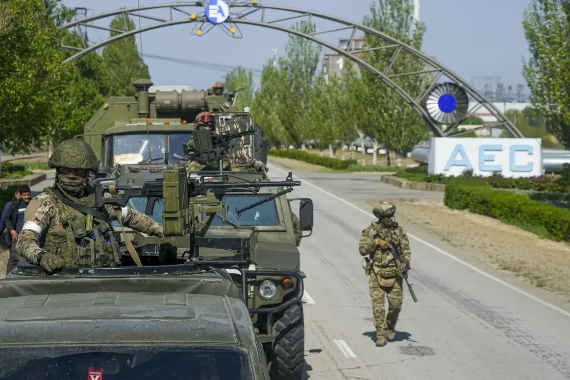 Un convoy militar en camino a la central nuclear de Zaporiyia en Ucrania. Foto Ap / Archivo