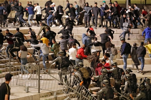 Policías de Israel dispersan a manifestantes en la Puerta de Damasco, en la ciudad vieja de Jerusalén. Foto Afp