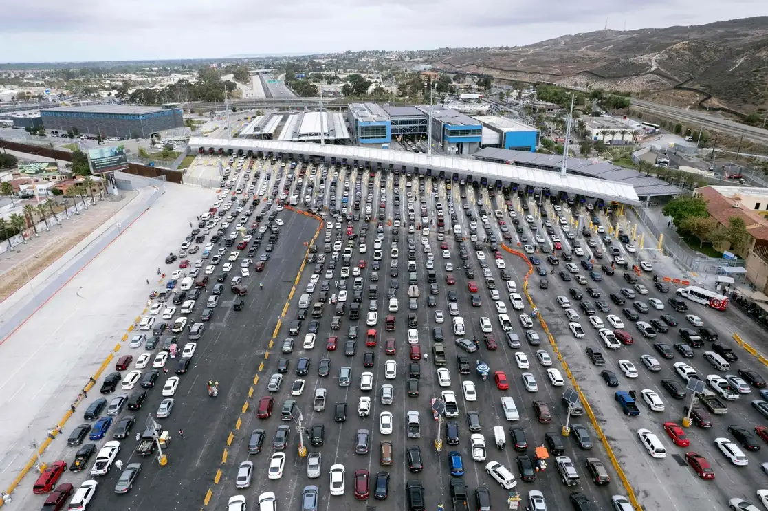 Vista aérea del puerto de cruce de San Ysidro en el lado mexicano de la frontera con Estados Unidos en Tijuana, Baja California, el 20 de agosto de 2021. Foto Afp