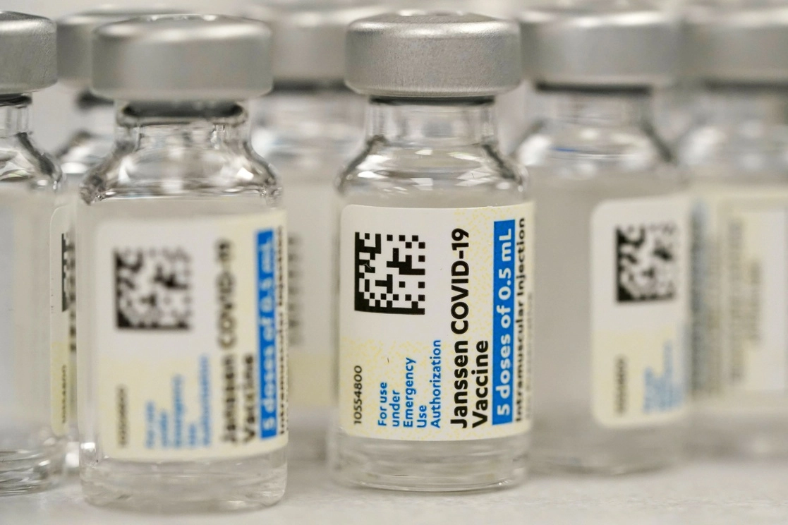Algunos viales de la vacuna contra el Covid-19 producida por Johnson & Johnson en una farmacia de Denver, Colorado, el 6 de marzo de 2021. Foto Ap