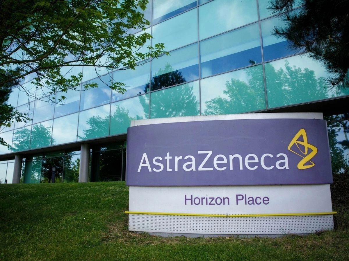 La farmacéutica AstraZeneca, junto a otras empresas no estadunidenses se apresuran a lanzar programas de venta directa tras el anuncia del presidente, Donald Trump, sobre aranceles del 100 por ciento a partir de la próxima semana a los medicamentos que no se produzcan en Estados Unidos. Foto 