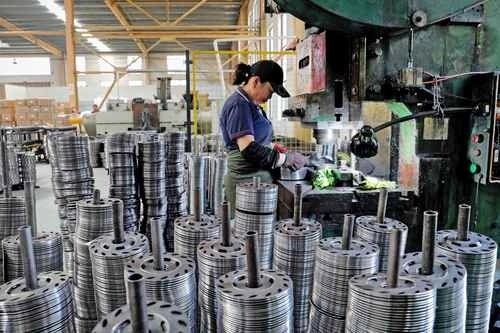 Un empleado en una planta que produce discos de freno para automóviles en el sur de China, en imagen de archivo. Foto Afp