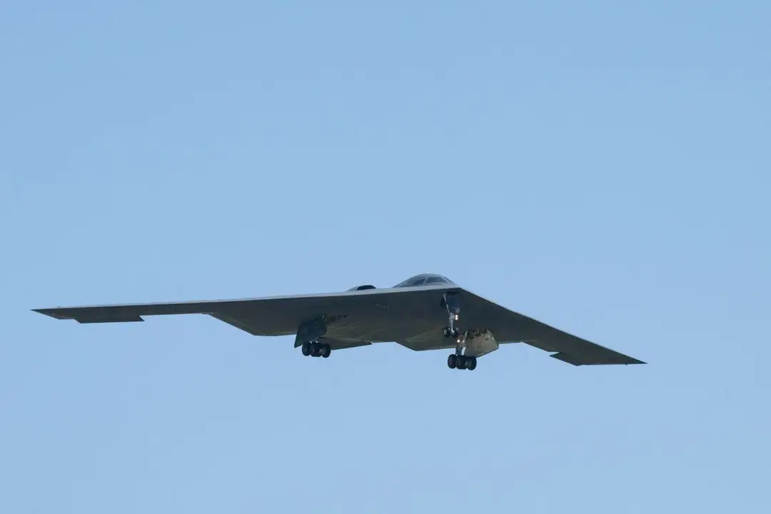  El Pentágono aseguró que para bombardear Irán en la operación Martillo de Medianoche utilizó bombarderos B-2 Spirit (imagen), los cuales volaron desde Estados Unidos 18 horas con reabastecimiento de combustible en vuelo.
