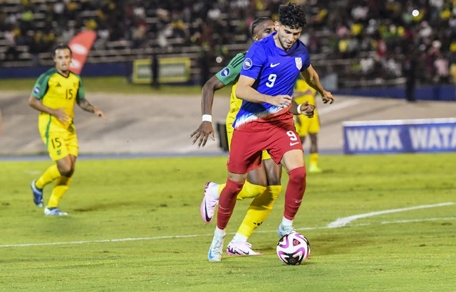 Jamaica terminó con un hombre menos después de que Mason Holgate recibió su segunda tarjeta amarilla por empujar a Brandon Vázquez. Foto Ap
