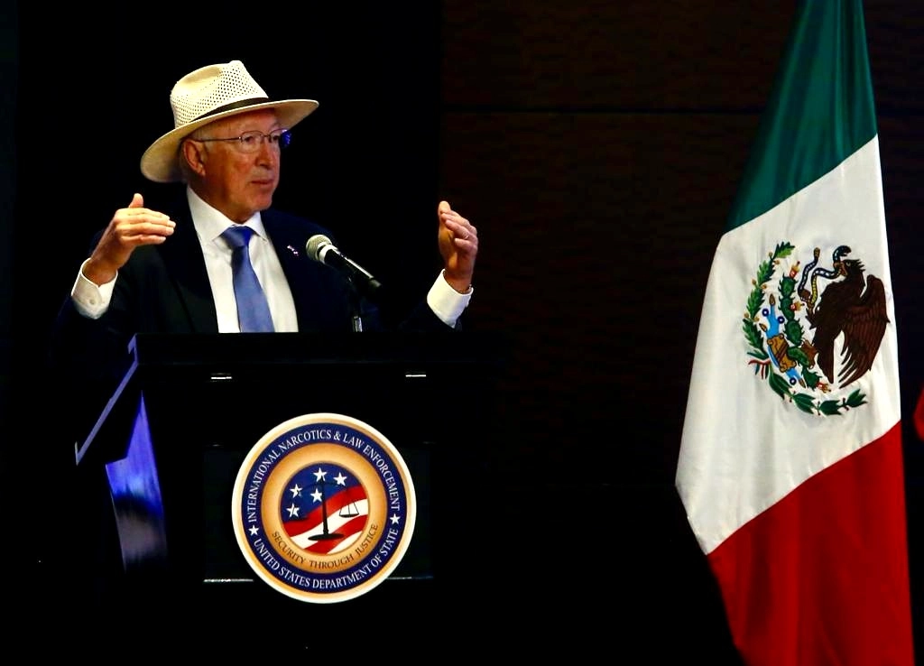 El embajador de Estados Unidos, Ken Salazar, el pasado lunes, durante la inauguración de la Mesa Redonda sobre el Combate al Tráfico de Armas y Mejores Prácticas México-Estados Unidos, en un hotel de la Ciudad de México. Foto María Luisa Severiano