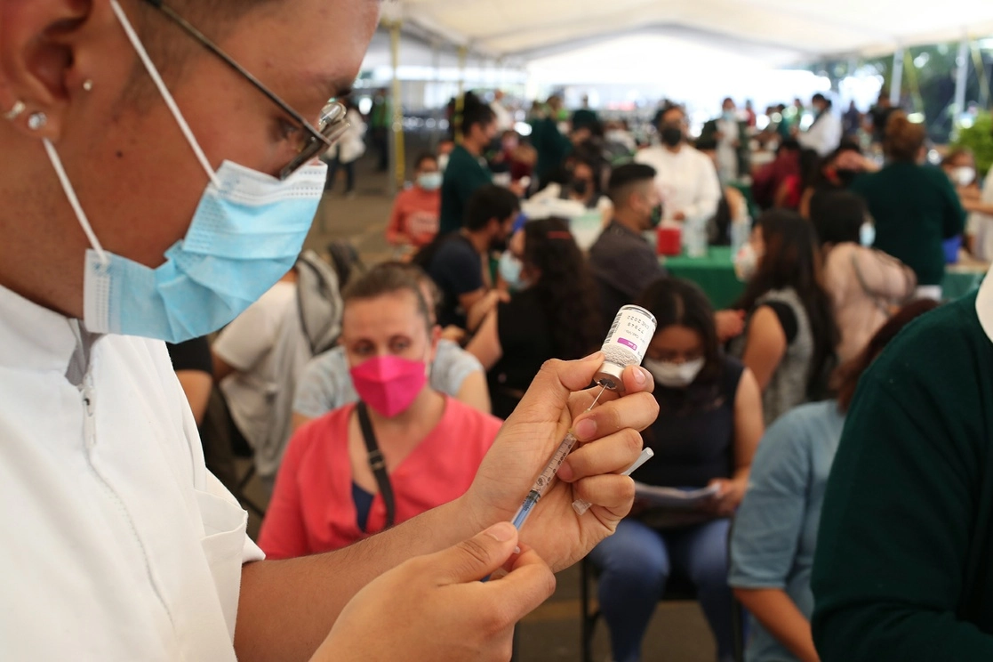 Personal de salud prepara una dosis de la vacuna contra Covid-19 en la Ciudad de México. Foto José Antonio López / Archivo