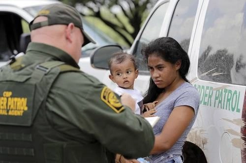 El gobierno expulsó “de inmediato” a la mayoría de los niños y familias hacia México, pero retuvo a más de 2 mil 200 menores no acompañados Foto Ap 