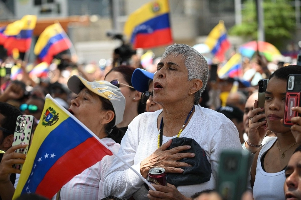 Venezolanos contrarios al gobierno de Nicolás Maduro entonan su himno nacional durante una manifestación en Caracas, Venezuela. Foto Afp 