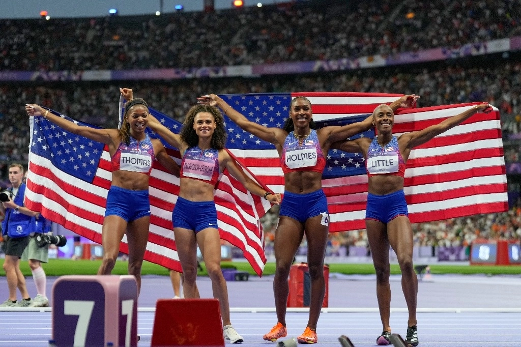 Gabby Thomas, Sydney Michelle McLaughlin, Alexis Holmes y Shamier Little, de Estados Unidos, posan después de ganar la medalla de oro en la final del relevo femenino de 4 x 400 metros en los Juegos Olímpicos de Verano de 2024, el 10 de agosto de 2024, en Saint-Denis, Francia. Foto Ap 