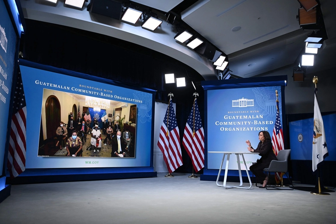 La vicepresidenta estadunidense, Kamala Harris, habló ayer por videoconferencia con representantes de la sociedad civil guatemalteca, con quienes abordó el tema de la migración. Foto Ap