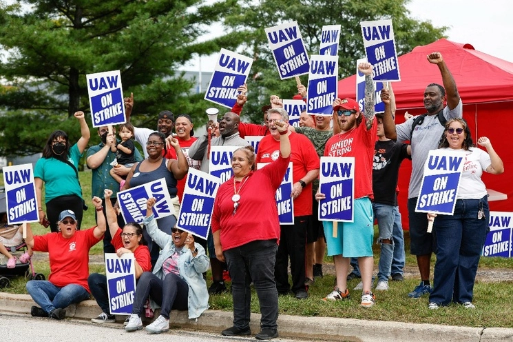 Suman más de 18 mil los agremiados del sindicato UAW en huelga. Foto Afp