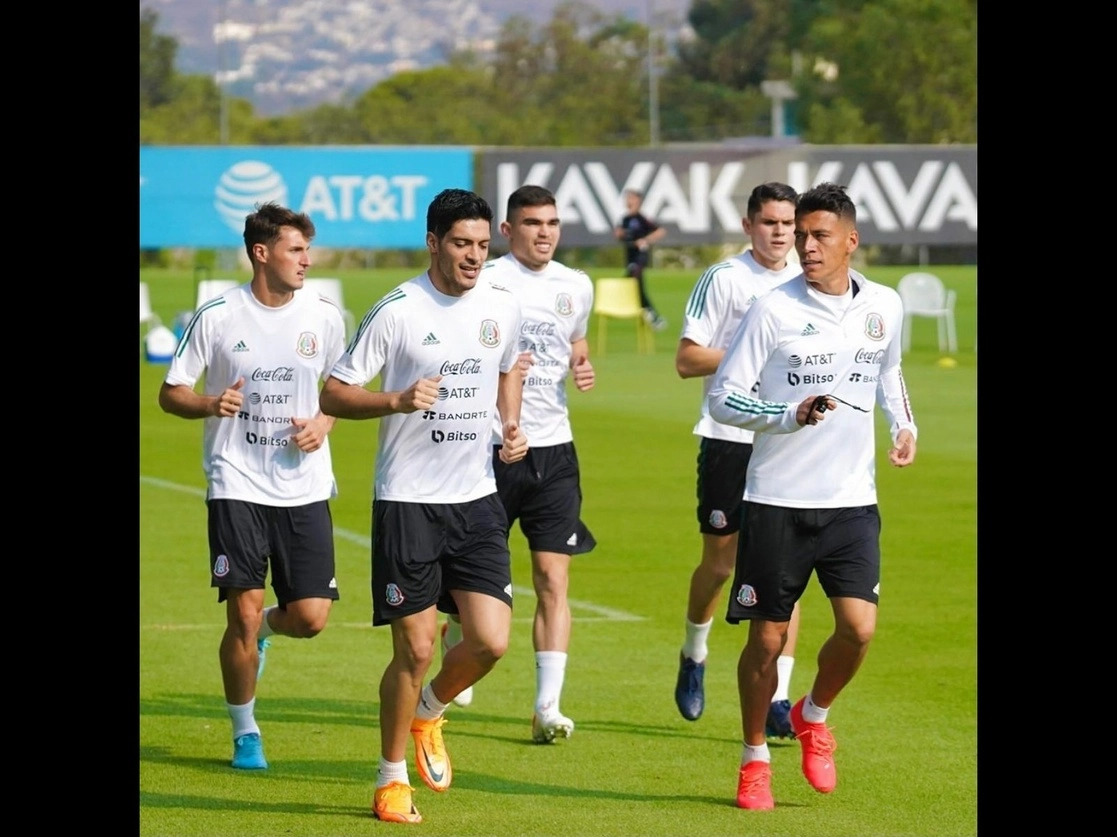 De izquierda a derecha, Santiago Giménez, Raúl Jiménez, Johan Vásquez, Israel Reyes y Héctor Moreno, entrenaron ayer en el Centro de Alto Rendimiento de cara al partido del jueves contra Estados Unidos. Foto tomada de Instagram de @miselecciónMx 