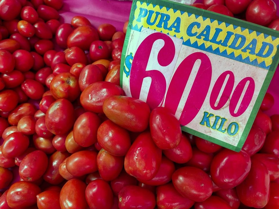 Venta de jitomate en un mercado de CDMX en imagen de archivo. Foto 