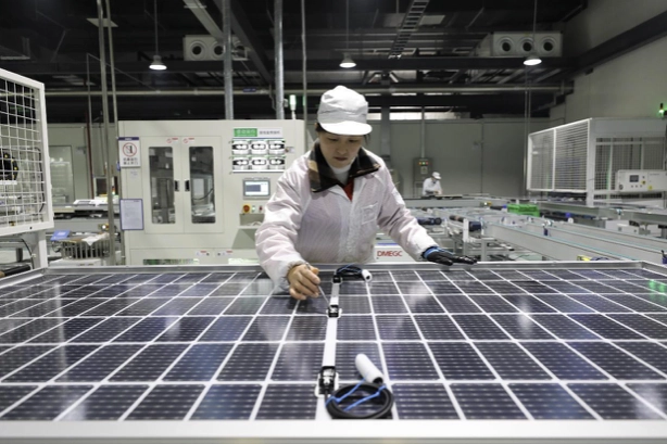 Empleada de una empresa de celdas solares chinas en imagen de archivo.  Foto Geng Huaijun/Pueblo en Línea