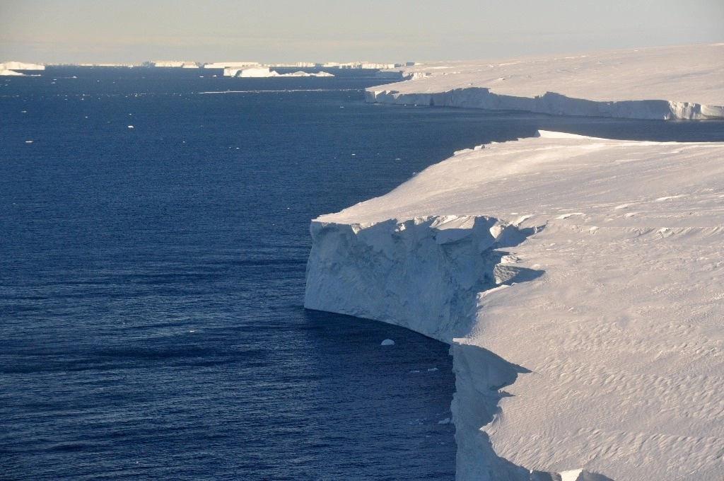 La oficina de vigilancia que supervisa la Fundación Nacional de Ciencias de Estados Unidos enviará investigadores a la Estación McMurdo de la Antártida tras recibir denuncias sobre violencia sexual en la base estadunidense. Foto David Vaughan / British Antarctic Survey vía Ap / Archivo