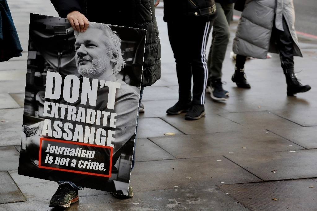 Un manifestante sostiene una pancarta con la leyenda: “No extraditen a Assange. El periodismo no es un crimen”. Foto Ap / Archivo