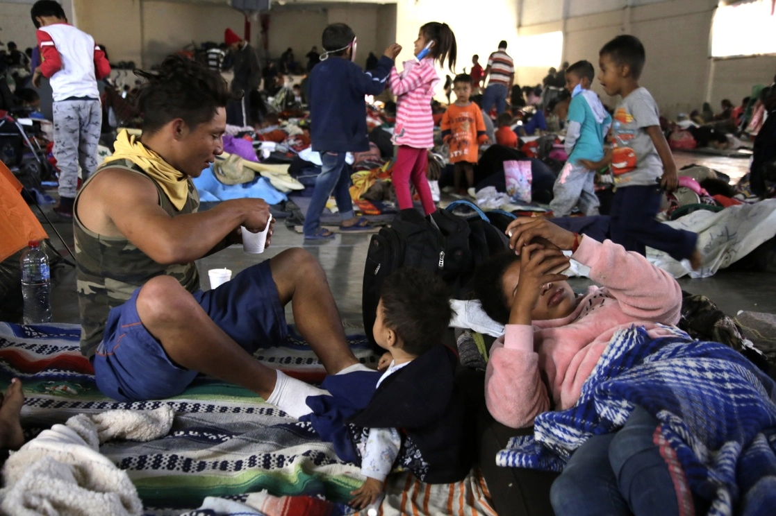 Migrantes descansan en el auditorio del municipio de San Miguel Xoxtla, en Puebla. Pretenden llegar a Estados Unidos y pedir asilo. Foto Xinhua