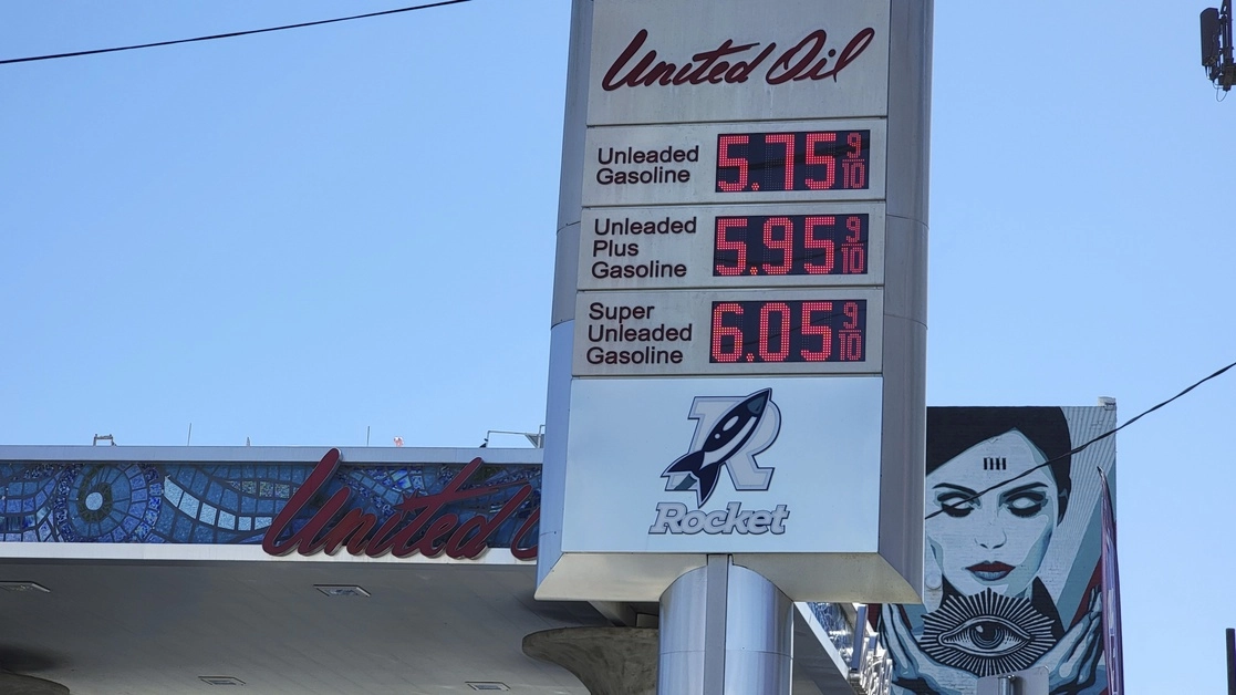 Precios del combustible en una gasolinera de Los Ángeles. Foto Ap