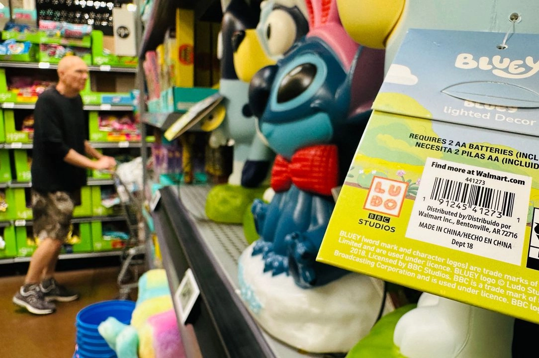 Walmart, la mayor cadena minorista de EU, se verá afectado por los aranceles, ya que estimaciones de expertos sugieren que entre 70 y 80 por ciento de los productos que vende al consumidor provienen de China. Foto 