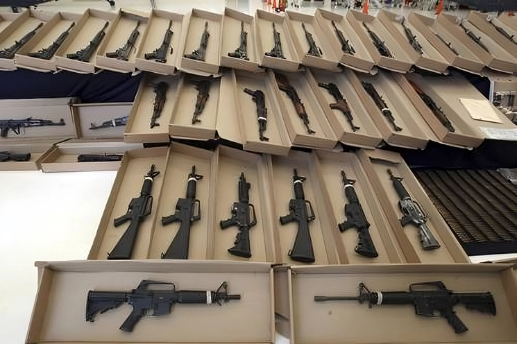 Armas decomisadas por las autoridades federales. Foto Alfredo Domínguez / Archivo