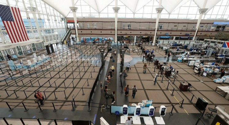 Viajeros se dirigen a uno de los puntos de control del Aeropuerto Internacional de Denver. Foto Ap