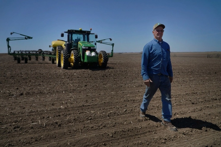 Un productor de maíz en Flandreau, Dakota del Sur, toma un breve descanso de la jornada diaria. Foto Ap