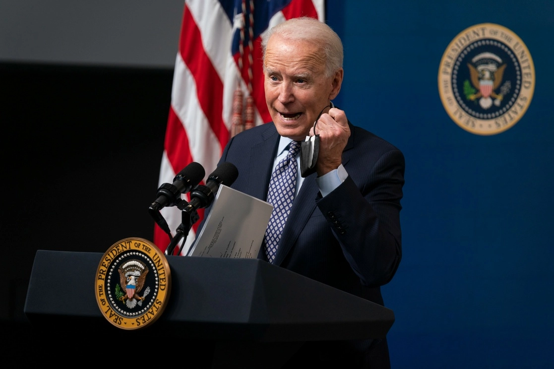 El presidente estadunidense Joe Biden durante un evento para celebrar los 50 millones de personas inmunizadas en ese país, realizado en el Auditorio de South Court, en la Casa Blanca, el 25 de febrero de 2021. Foto Ap