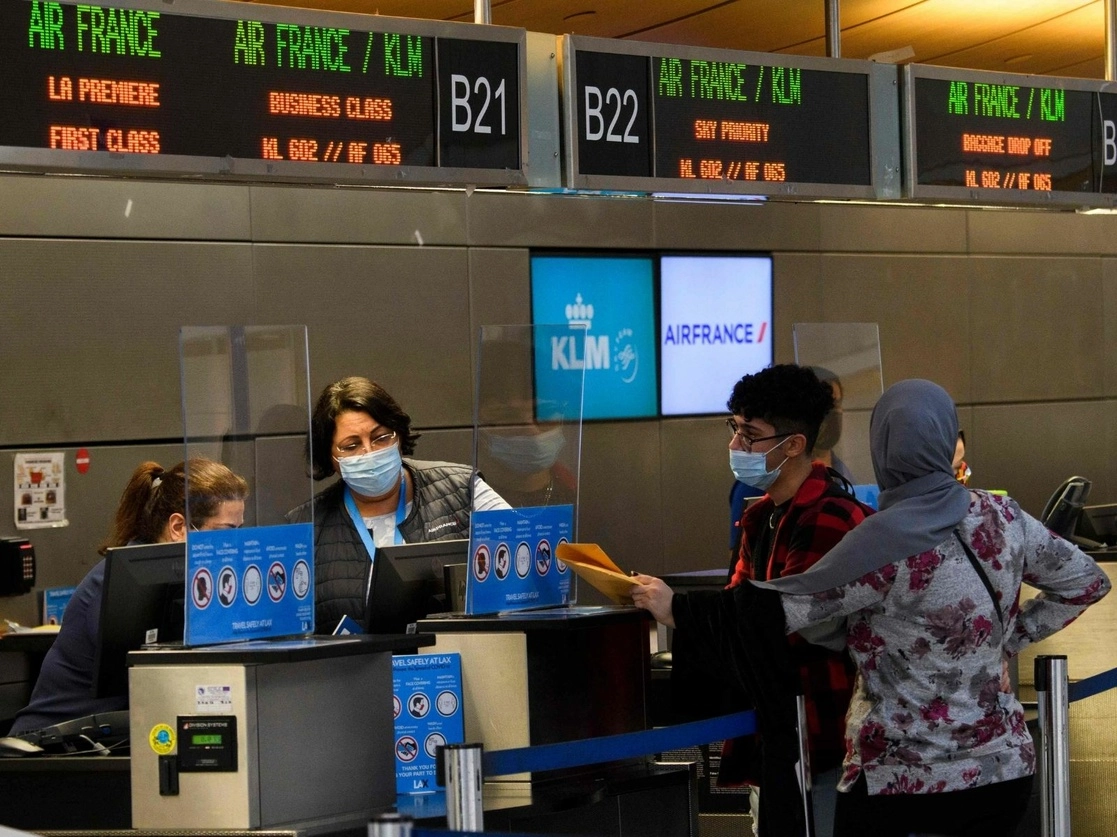 Viajeros en la Terminal Internacional Tom Bradley del Aeropuerto Internacional de Los Ángeles, California, el 4 de febrero de 2021. Foto Afp