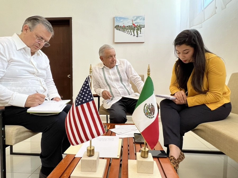 El canciller Marcelo Ebrard, el presidente López Obrador y una asistente, durante la llamada telefónica que el Ejecutivo tuvo con su homólogo de Estados Unidos, Joe Biden, el 29 de abril de 2022. Foto tomada del Twitter de @lopezobrador_