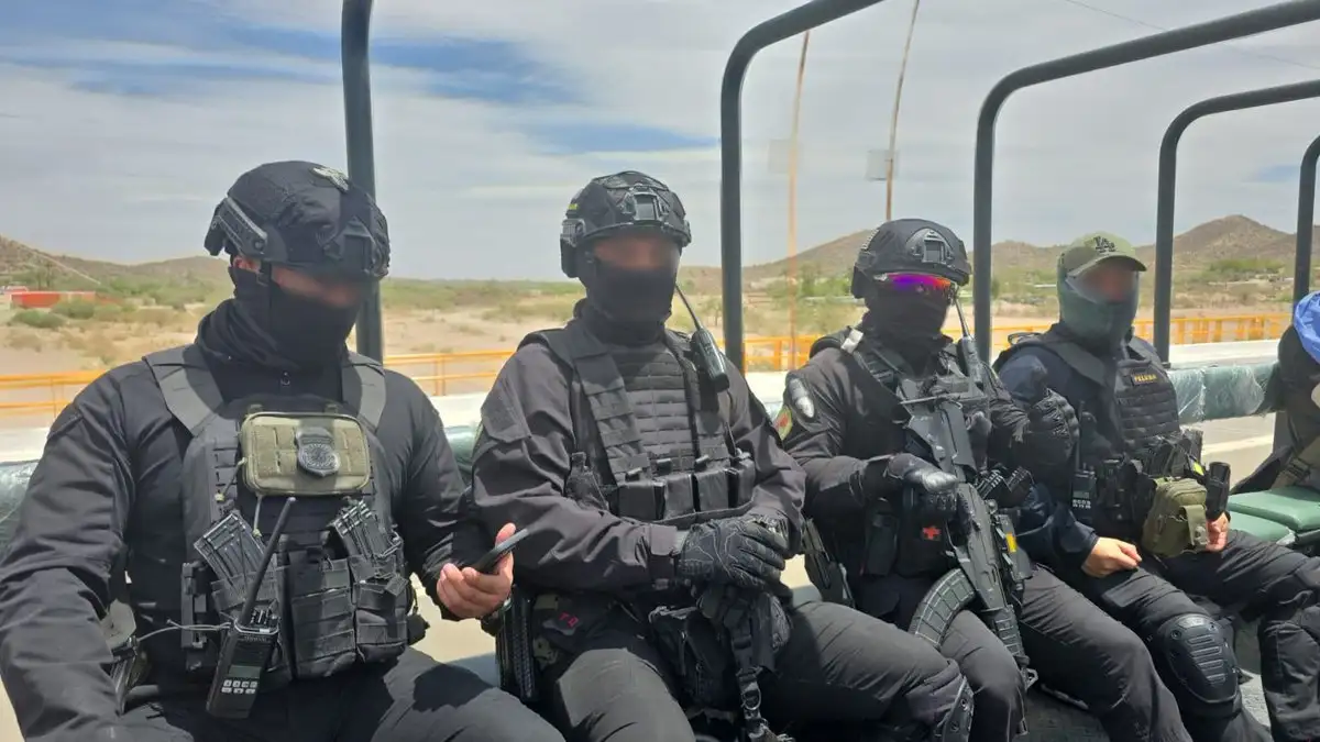Agentes estadunidenses durante un operativo liderado por la unidad de Investigaciones de Seguridad Nacional del ICE, adscrita al Gobierno de México, la FGR, la Agencia de Investigación Criminal, con el apoyo de la Secretaría de la Defensa Nacional y la Secretaría de Marina, en la que se desmantelaron tres laboratorios de producción de drogas sintéticas a gran escala en Sinaloa.