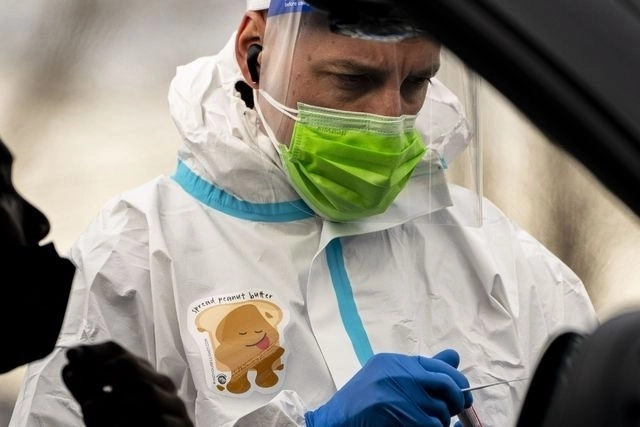 Personal médico realiza una prueba de detección de Covid-19 en Tacoma, Washington. Foto Afp /Archivo